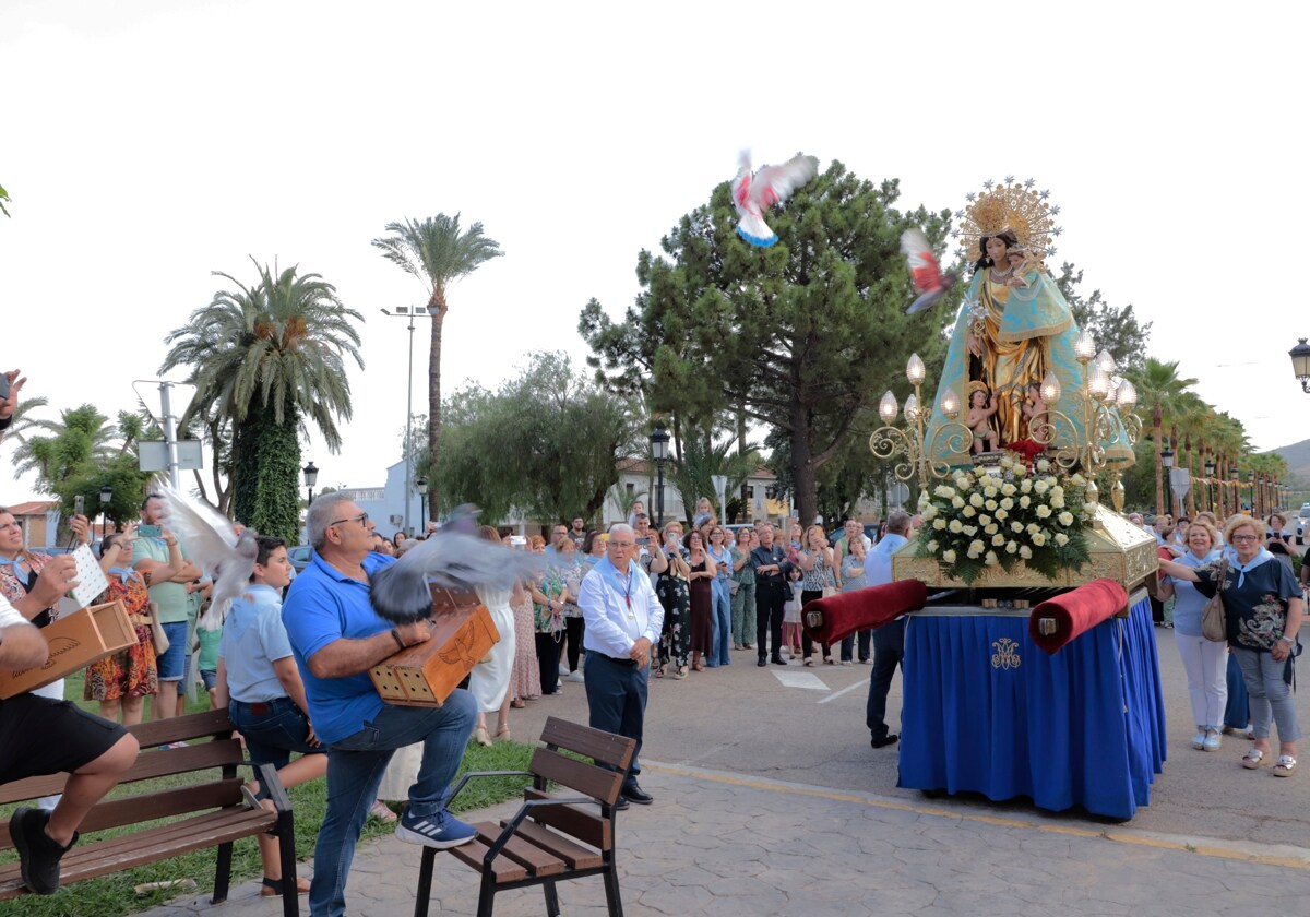 La imagen peregrina de la Virgen de los Desamparados visita por primera vez  la localidad valenciana de Tous