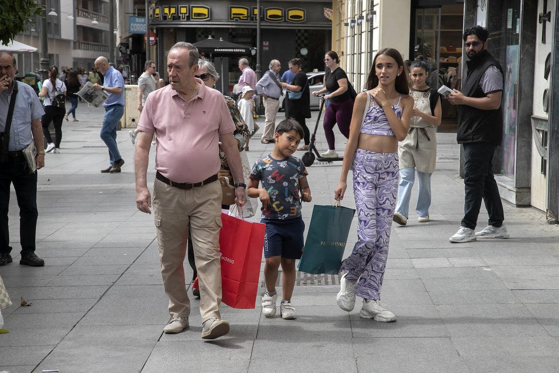 Las descafeinadas rebajas de verano en Córdoba, en imágenes