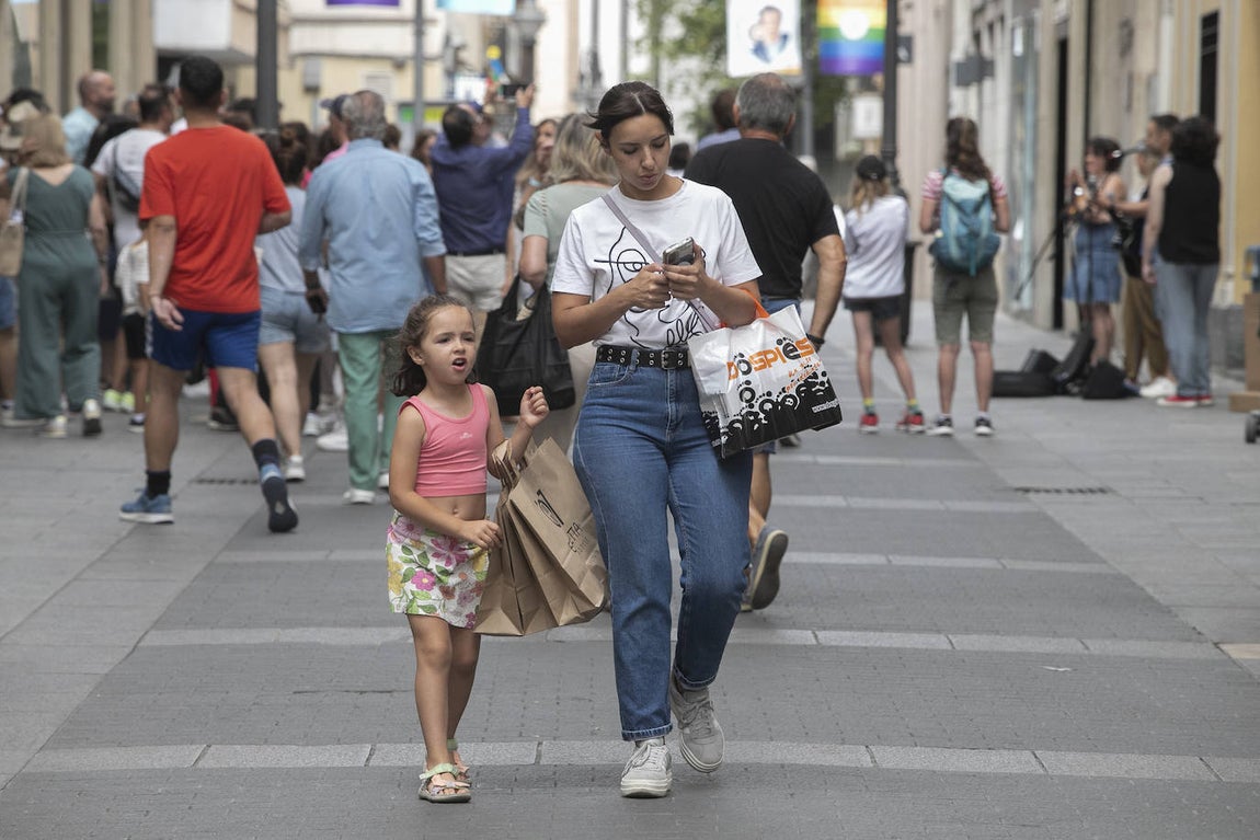Las descafeinadas rebajas de verano en Córdoba, en imágenes