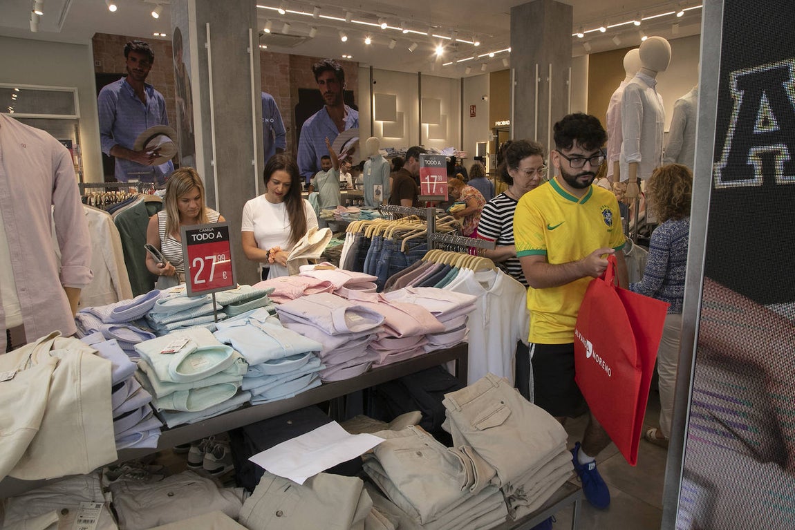 Las descafeinadas rebajas de verano en Córdoba, en imágenes