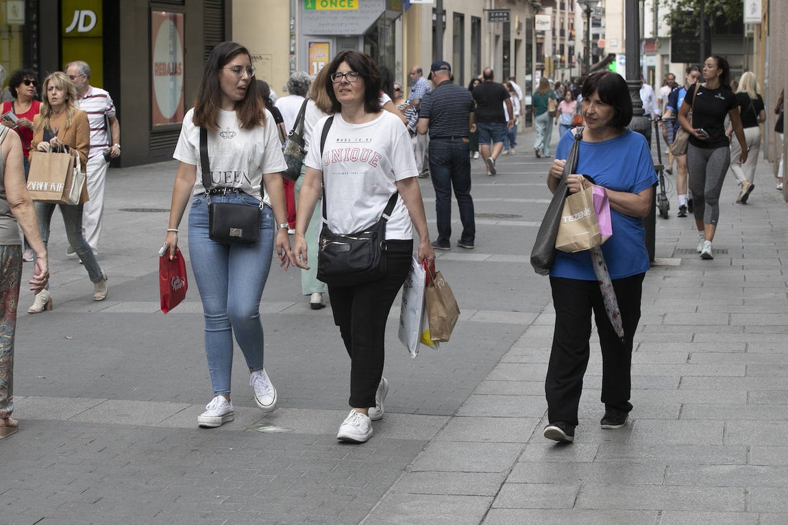 Las descafeinadas rebajas de verano en Córdoba, en imágenes