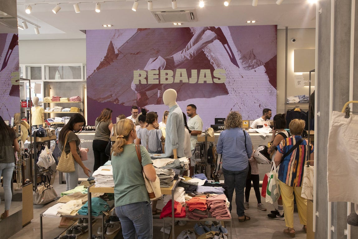 Las descafeinadas rebajas de verano en Córdoba, en imágenes