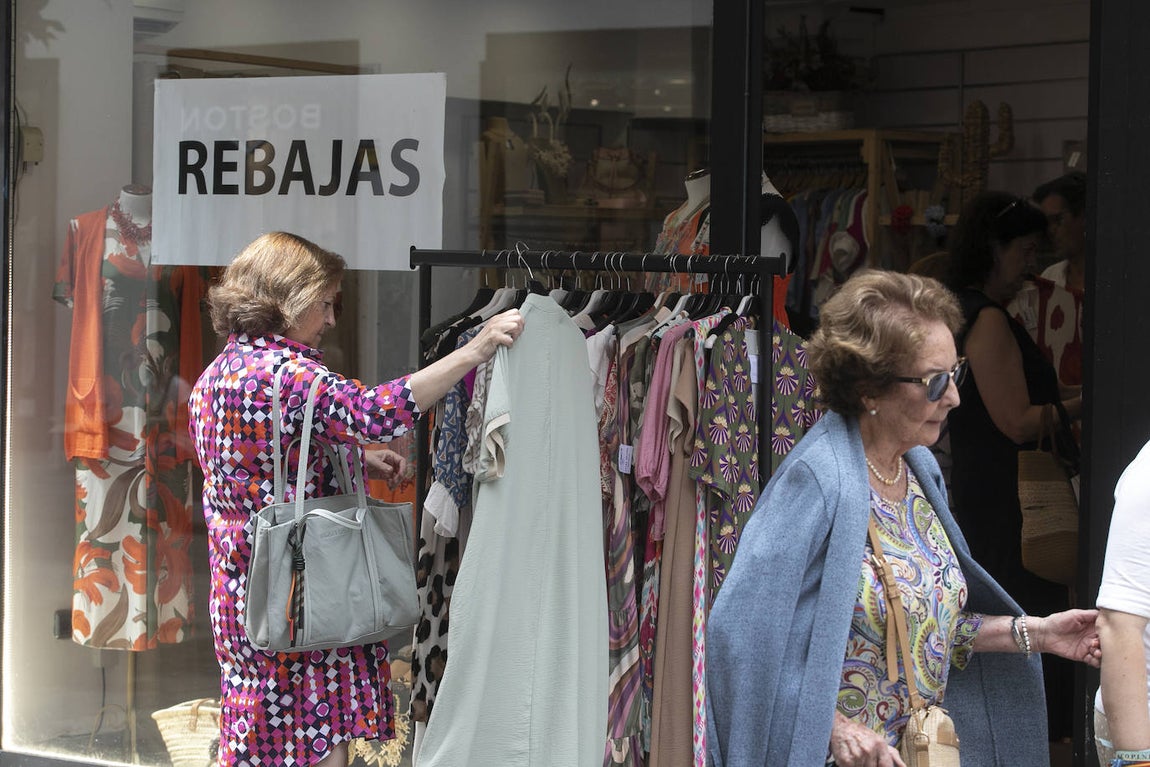 Las descafeinadas rebajas de verano en Córdoba, en imágenes