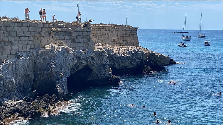 Zona amurallada donde se aprecia la altura peligrosa desde la que algunos jóvenes saltan al agua en Tabarca