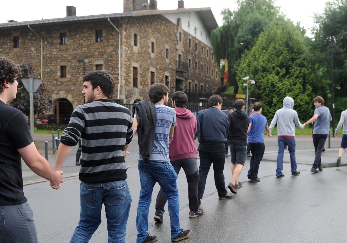 En 2015, un grupo de jóvenes rodearon el cuartel de la Benemérita en Oñate exigiendo su salida del País Vasco