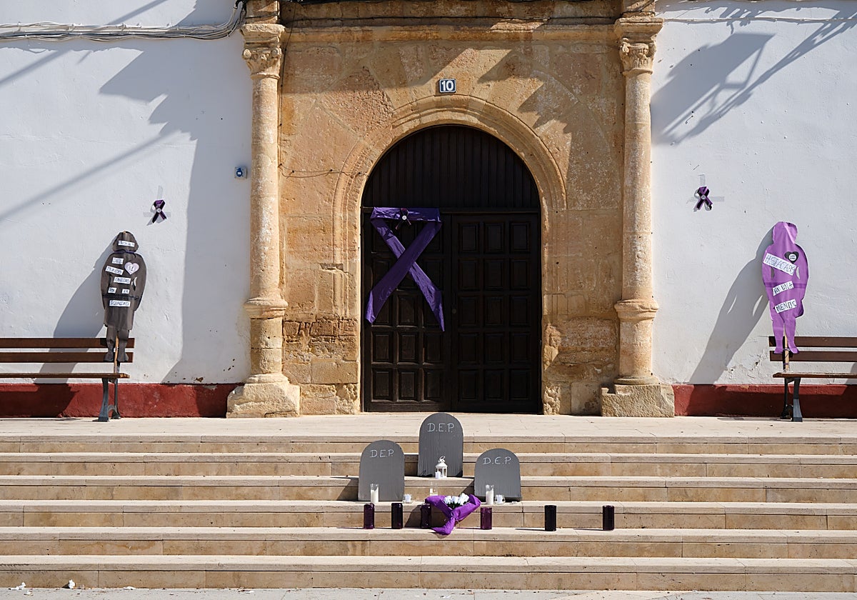 Lazos, velas y carteles con mensajes de recuerdo para Ammal y sus dos hijos, asesinados en Las Pedroñeras