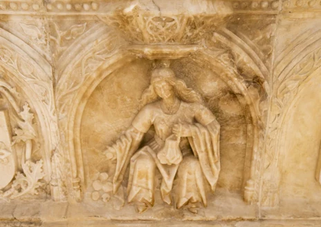 Imagen secundaria 1 - Arriba, Prim y Yunquera, junto al sepulcro en su actual ubicación, en la Catedral Magistral de Alcalá. Abajo, izq., relieve de la Prudencia, localizado en Navarra y cedido al obispado. Dcha, el torreón que aún falta por reinstalarse, en el interior de la caja de madera donde se custodia