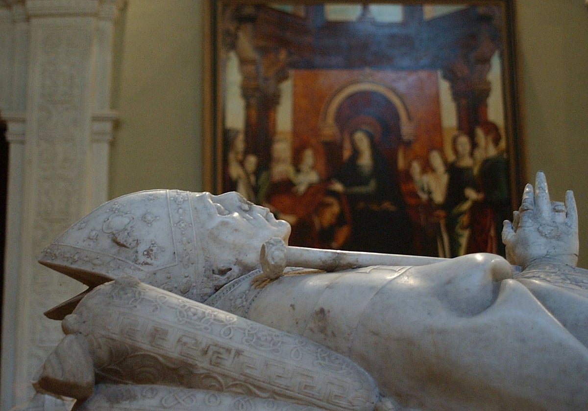 Una perspectiva lateral del sepulcro, en la Catedral Magistral de Alcalá de Henares