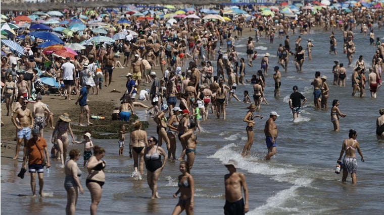 Imagen tomada este domingo en la playa de la Malvarrosa de Valencia