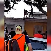 Unos 50 vecinos agreden a tres ladrones que intentaban robar en una casa en Barcelona