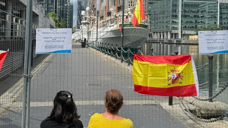 Españoles en Londres admirando el buque escuela Juan Sebastián de Elcano en el rio Támesis