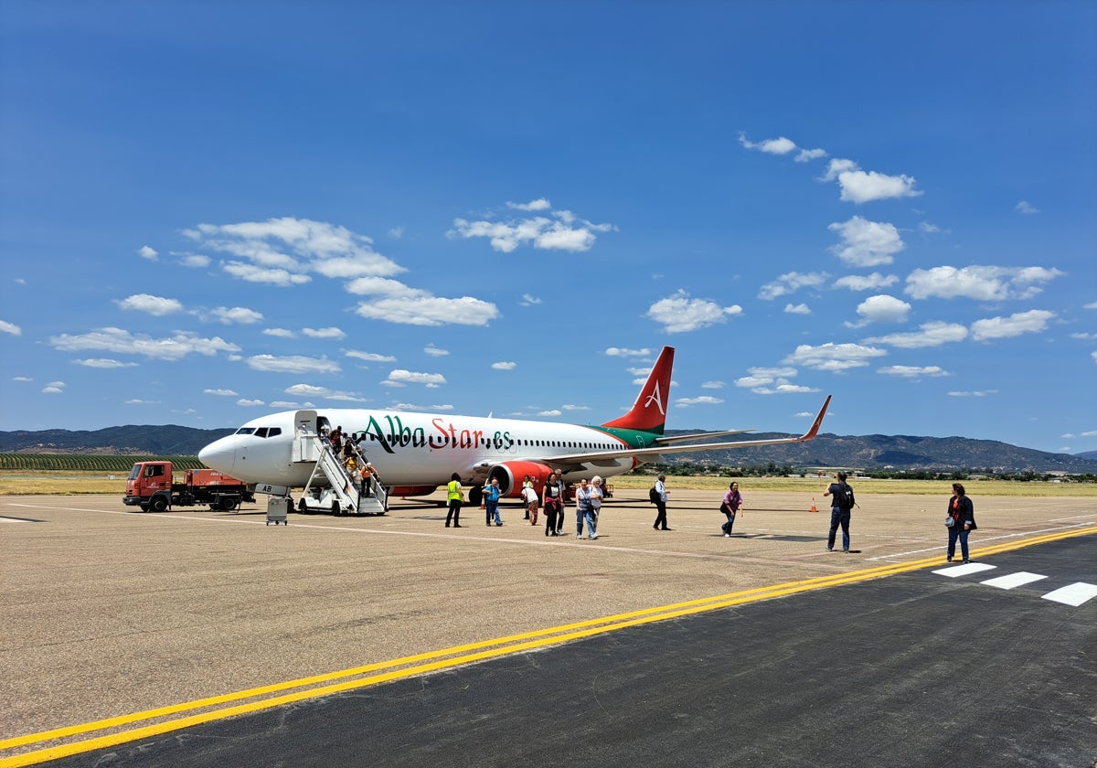 Llegada esta tarde del vuelo chárter de Basilea que ha estrenado la ampliación de la terminal del Aeropuerto