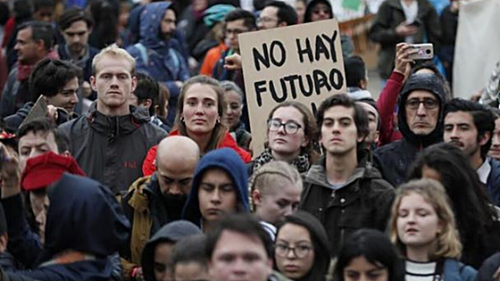 Una juventud que ya no confía en la democracia: «Hemos nacido en crisis y sabemos que vamos a morir en crisis»