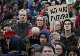 Una juventud que ya no confía en la democracia: «Hemos nacido en crisis y sabemos que vamos a morir en crisis»