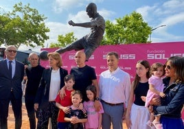 Iniesta visita su estatua: «Es un reconocimiento al momento tan importante que vivimos como país»