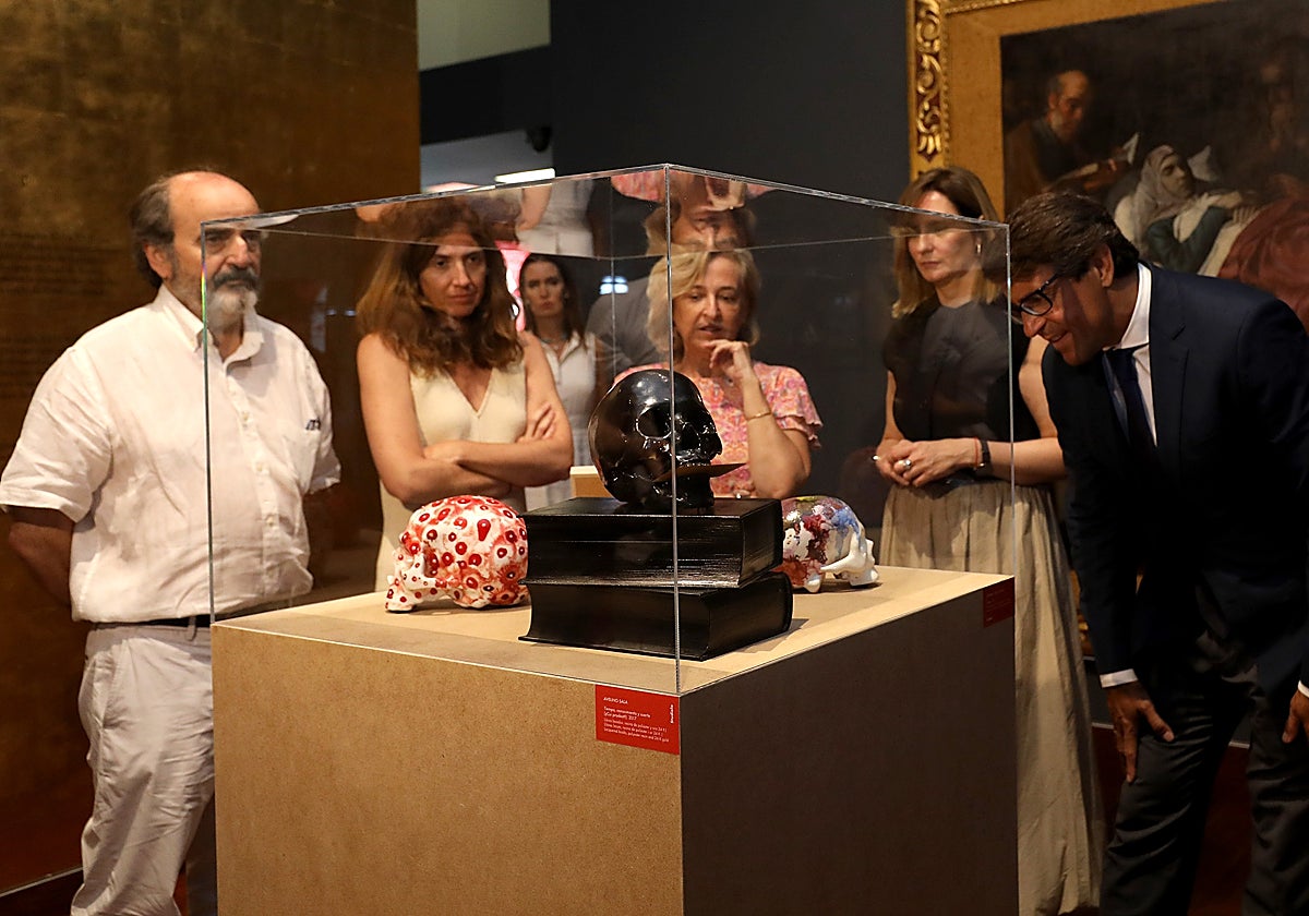 Visita institucional de la Diputación de Alicante a la muestra en el Mubag