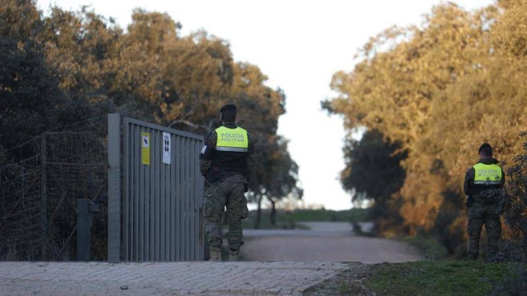 Dos agentes de la Policía Judicial a la entrada de la zona de maniobras de Cerro Muriano