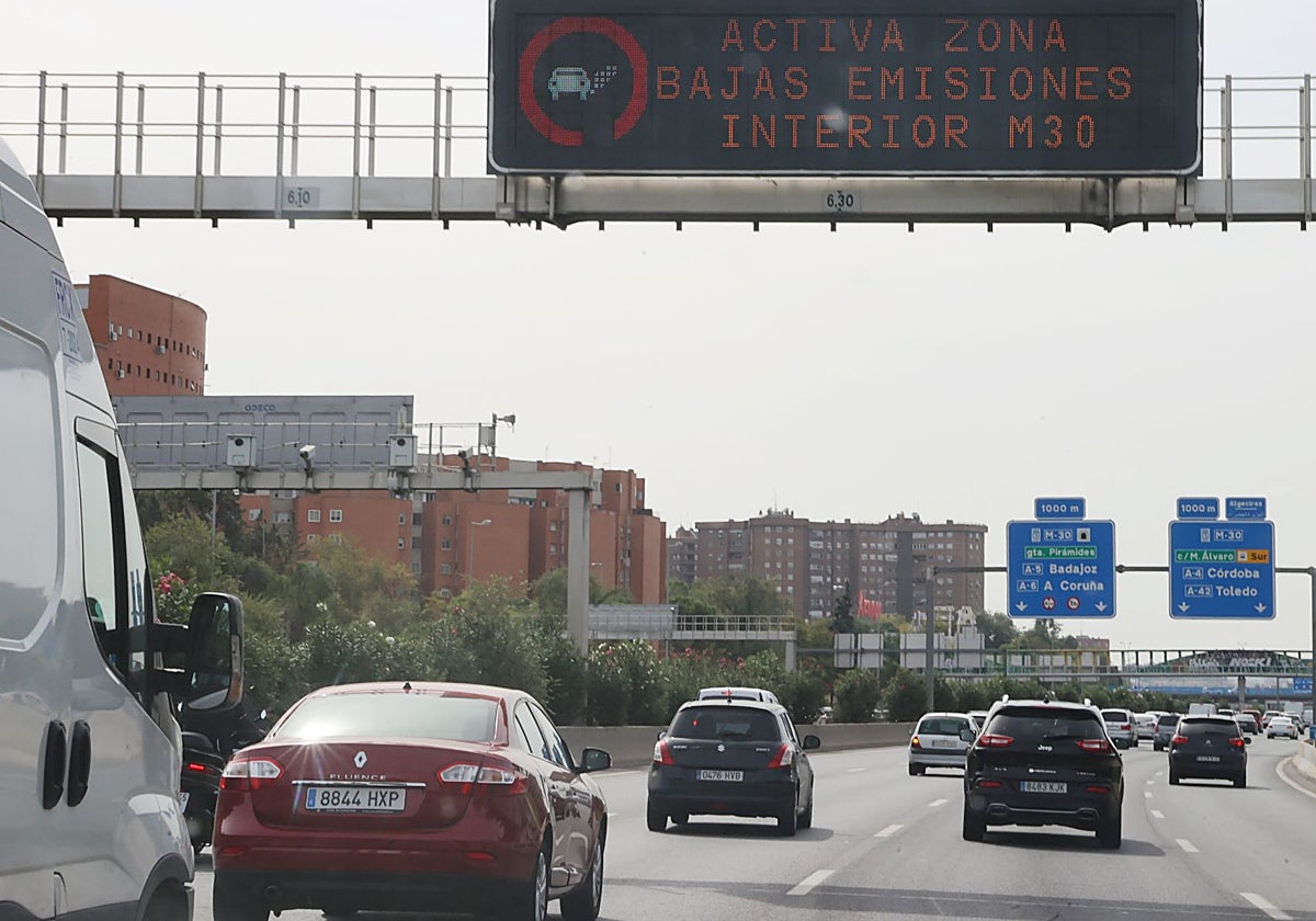 Un cartel de la M-30 advierte de las restricciones en la zona de bajas emisiones de Madrid