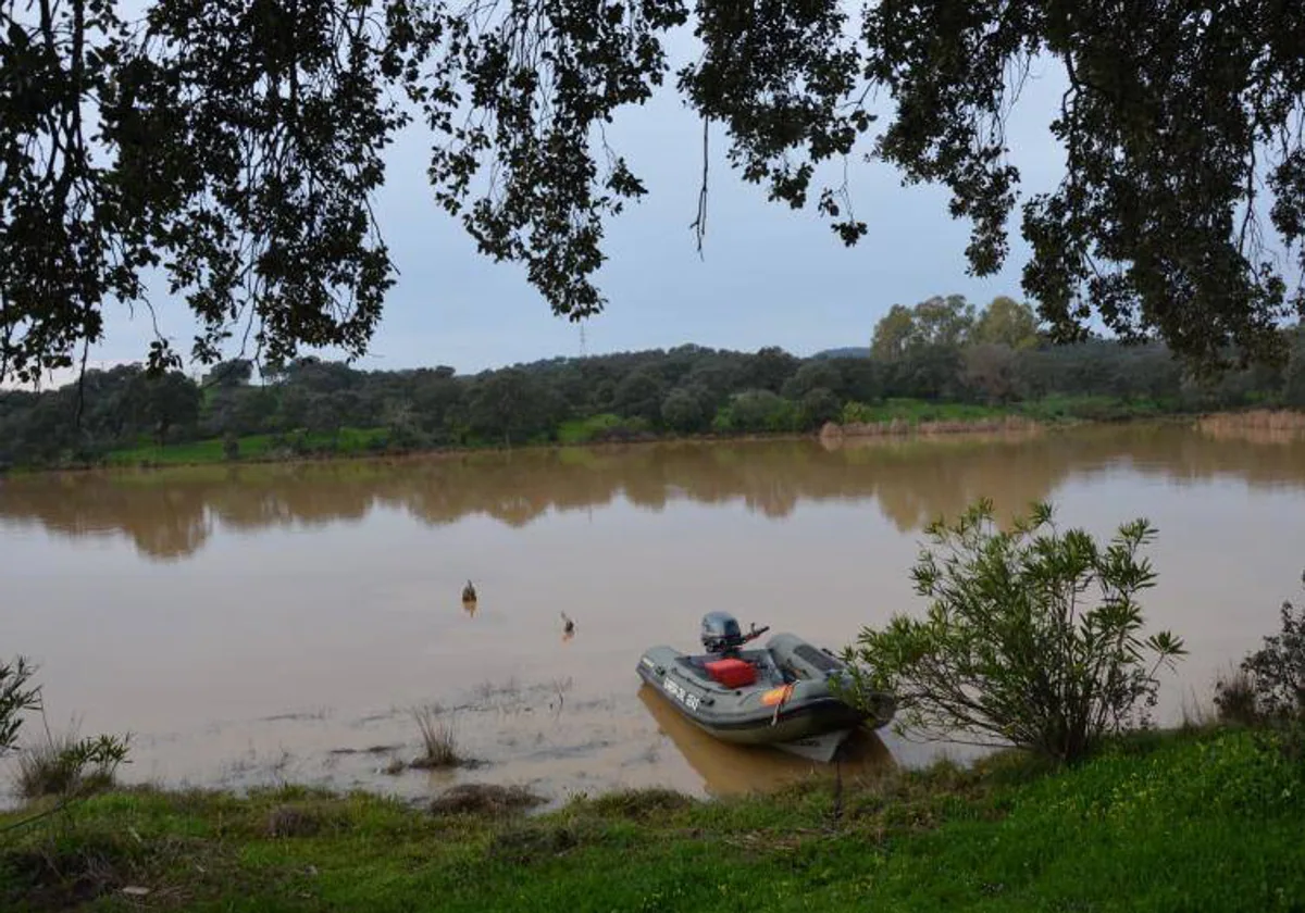 Una zodiac en unas pruebas en el lago donde murieron dos militares el pasado 21 de diciembre en Córdoba