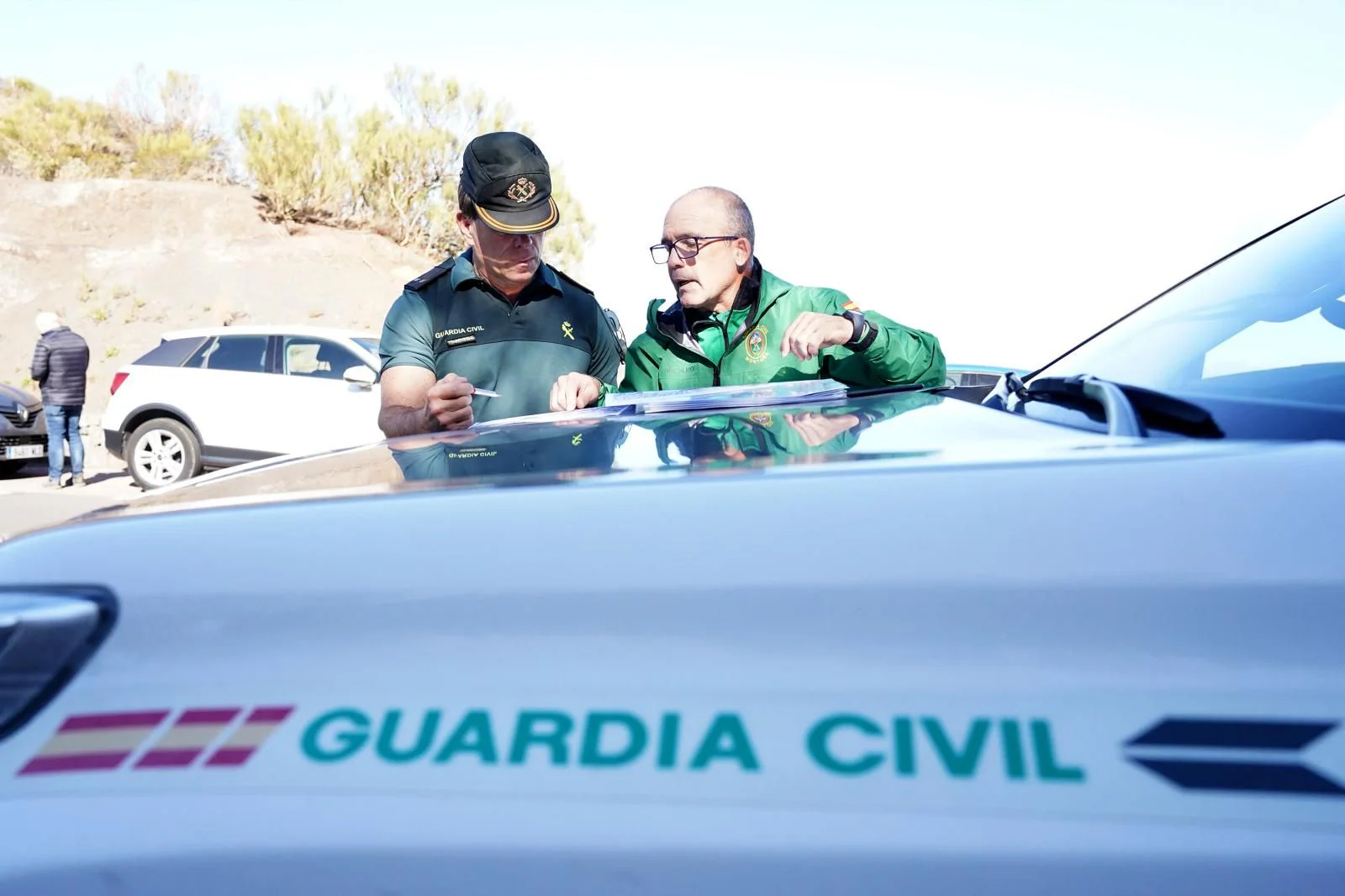 Un agente de la Guardia Civil revisa documentos