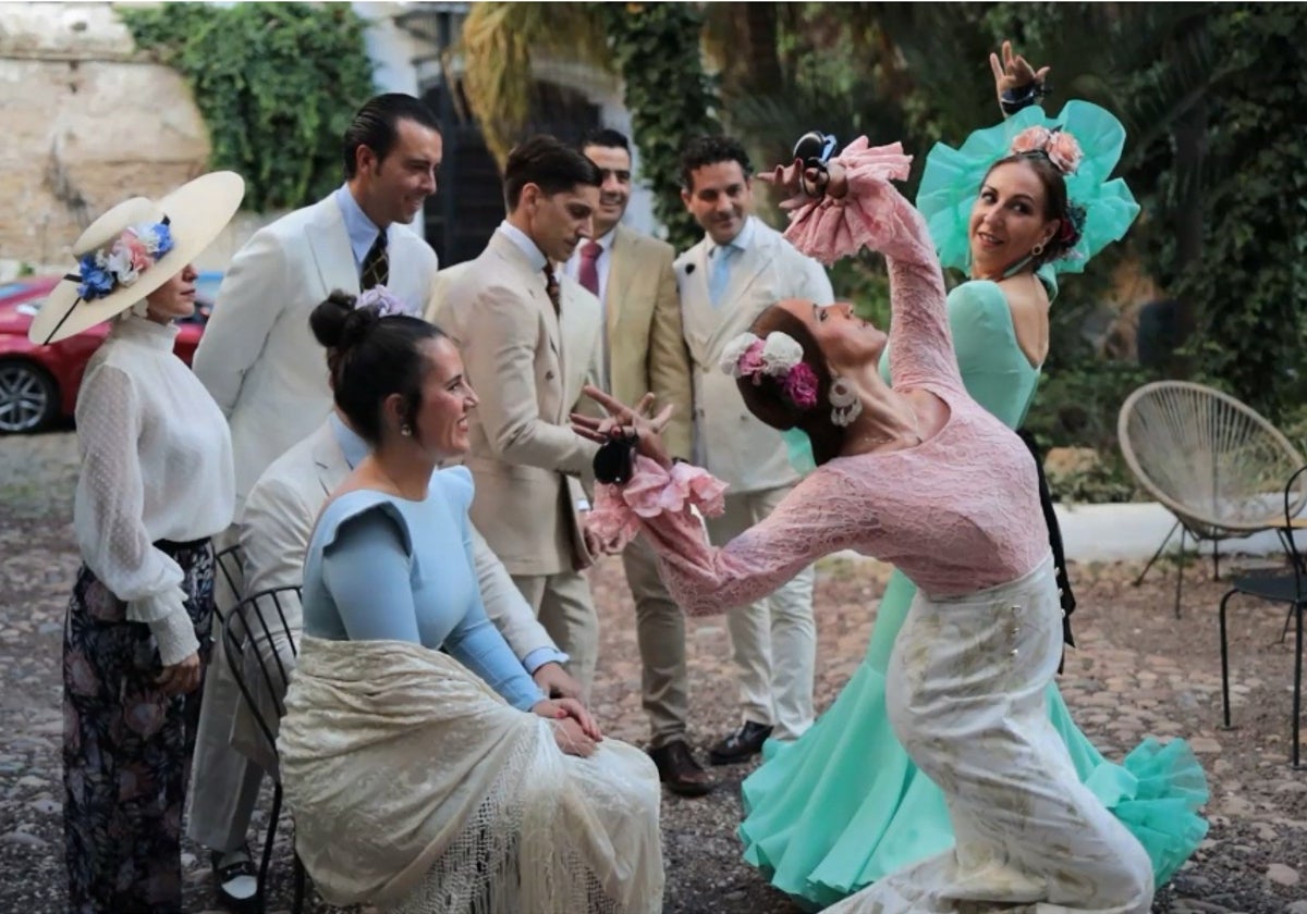 Figurantes vestidos de época para la obra 'Feria de Córdoba' de Julio Romero de Torres