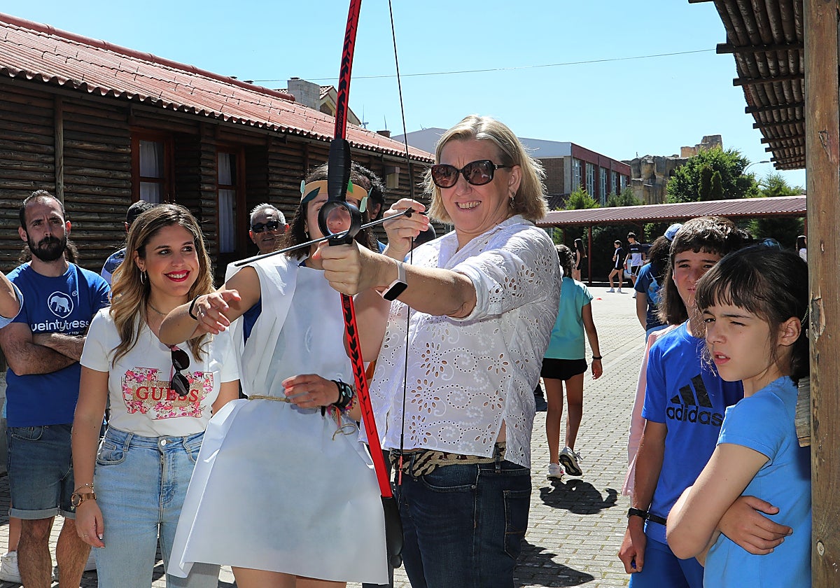 La consejera de Familia e Igualdad de Oportunidades, Isabel Blanco, durante su visita al campamento celebrado en el Complejo Juvenil 'Castilla' de Palencia