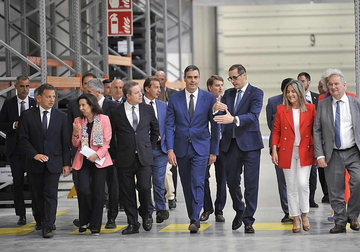 El presidente del Gobierno, Pedro Sánchez, junto con el presidente de Castilla-La Mancha, Emiliano García-Page, el consejero delegado de Airbús Helicopter España, Fernando Lombo, la ministra de Defensa, Margarita Robles, y el ministro de Industria, Jordi Hereu, este martes en Albacete, donde han inaugurado el nuevo hub logístico industrial de Airbus