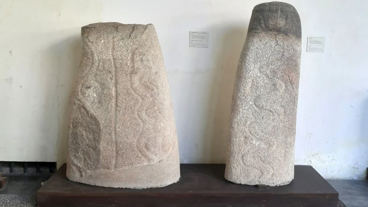 Ortostato (funerario) y el menhir (ceremonial) que se exhiben en el claustro del Museo de Santa Cruz, y que inspiró el título del poemario