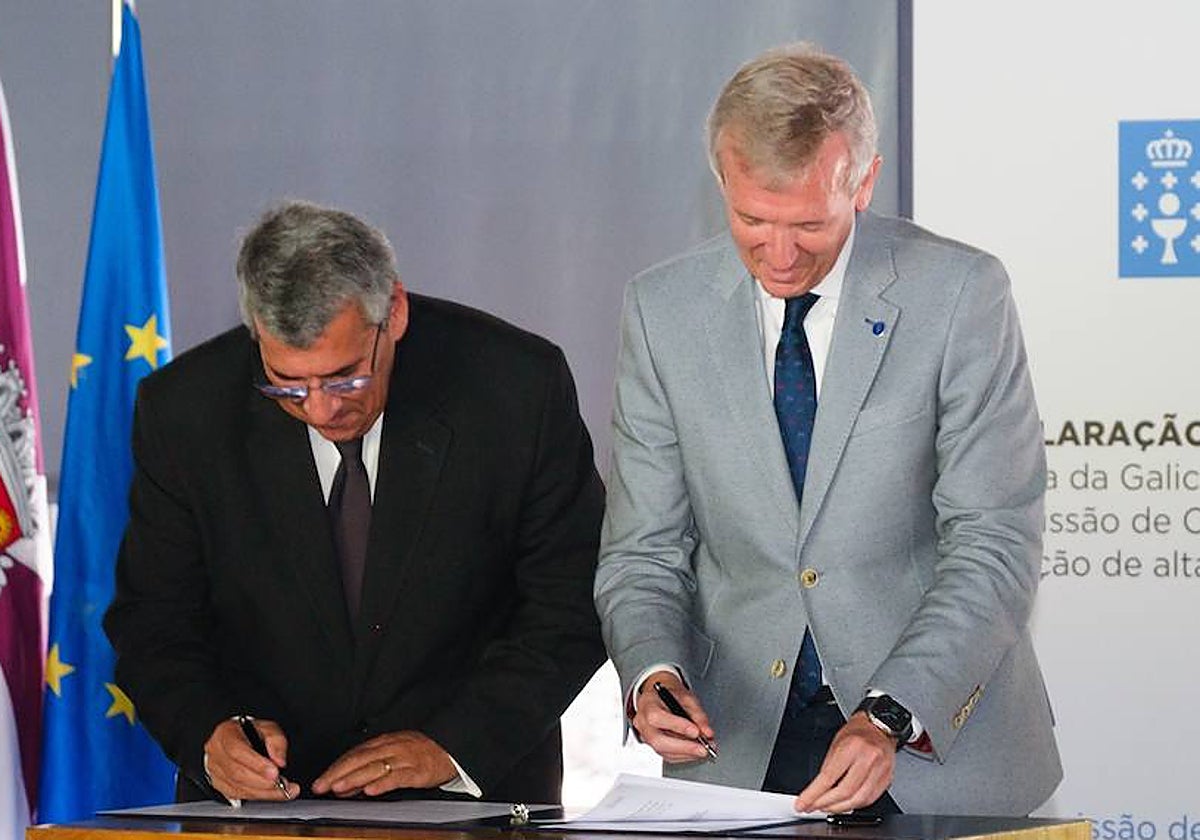 Alfonso Rueda (d.) y Antonio Cunha, durante la firma del manifiesto en Valença do Minho (Portugal)