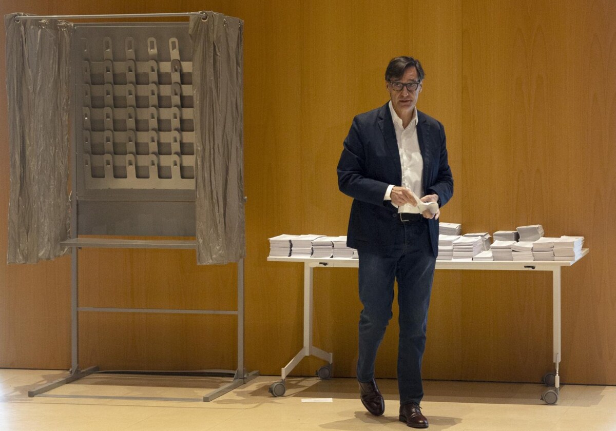 Salvador Illa, candidato del PSC, cuando fue a votar