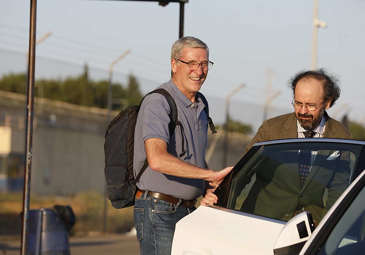 Miguel Ángel Serrano (en el centro), junto a su abogado
