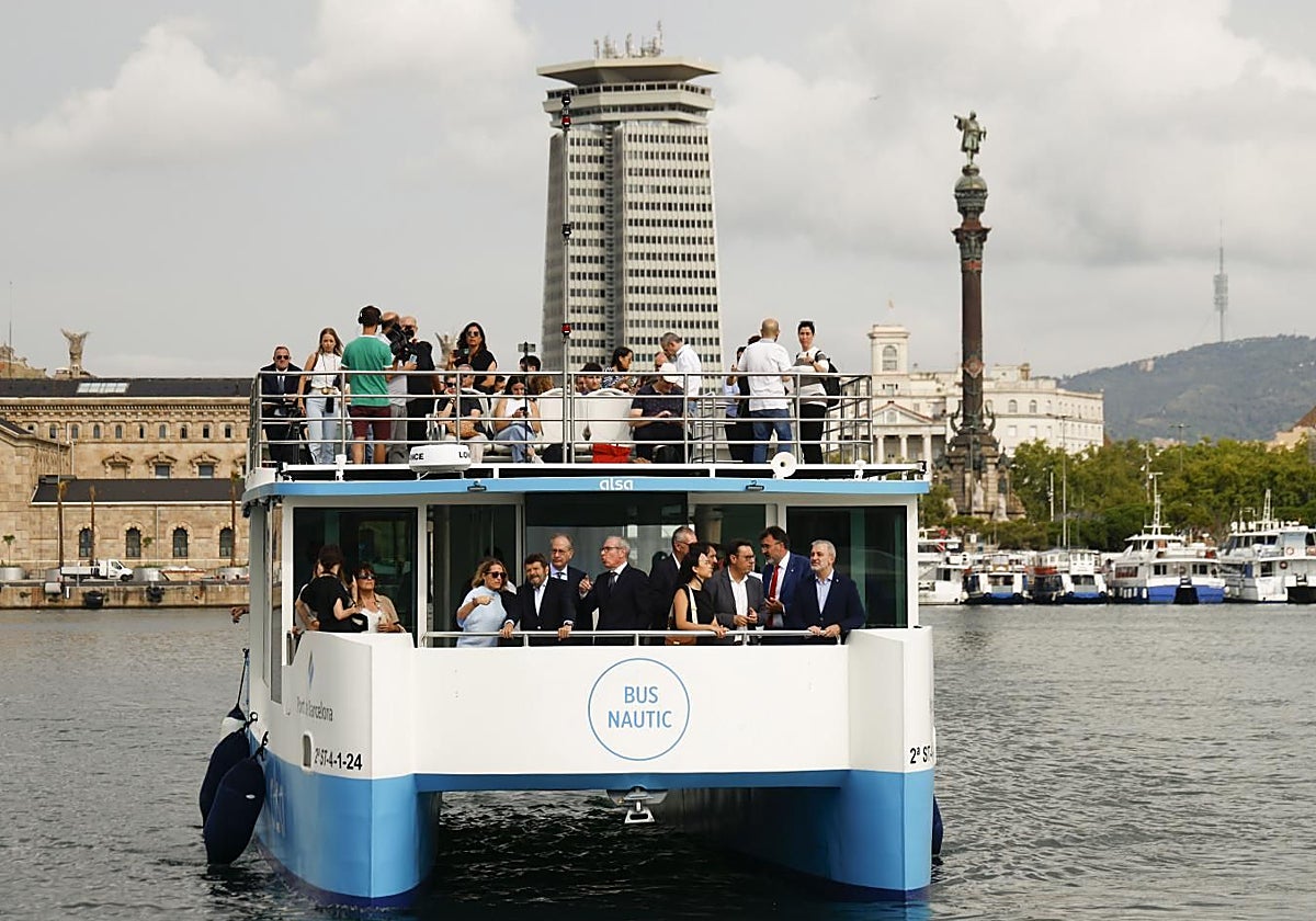 Imagen de uno de los buses náuticos, en su viaje inaugural con las autoridades