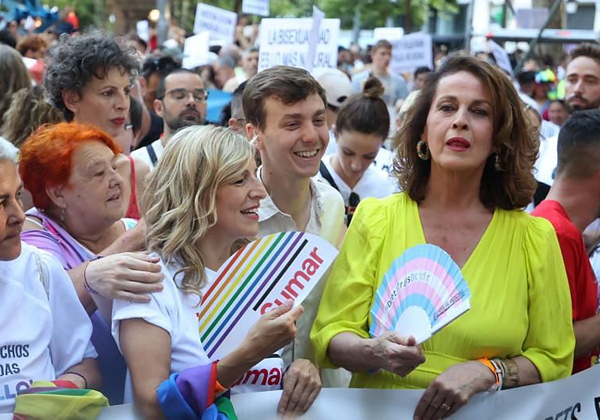 La diputada autonómica y senadora Carla Antonelli, junto a Yolanda Díaz, en la marcha del Orgullo del año pasado