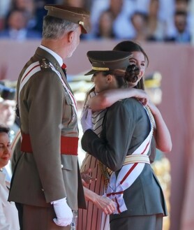 Imagen secundaria 2 - El Rey Felipe VI y la Princesa Leonor, durante la entrega de los Reales Despachos. En la última, la infanta Sofía felicita a la princesa de Asturias