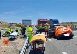 La salida de vía de un camión en Ontígola provoca una retención y  otro accidente con seis heridos