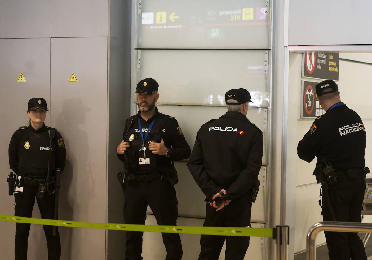 Archivo Policía Nacional en el auropuerto de Barajas