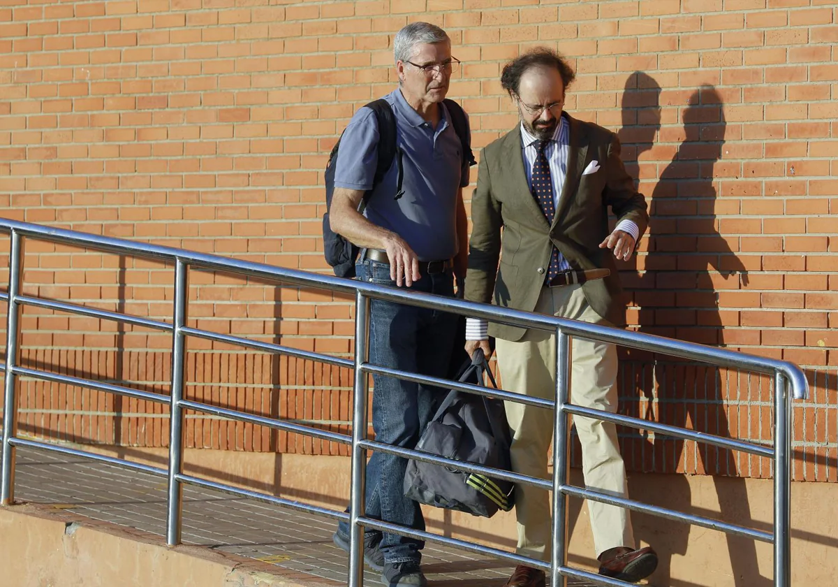 Miguel Ángel Serrano (a la izquierda) saliendo este martes de la prisión de Sevilla I, en compañía de su abogado