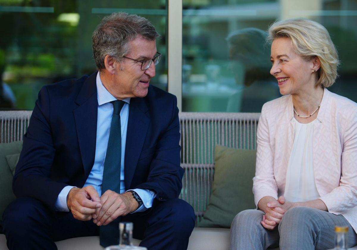 Alberto Núñez Feijóo, presidente del Partido Popular, junto a Ursula Von der Leyen