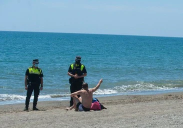 Hasta 3.000 euros de multa por jugar a las palas en Málaga: estas son las cosas que no puedes hacer en la playa
