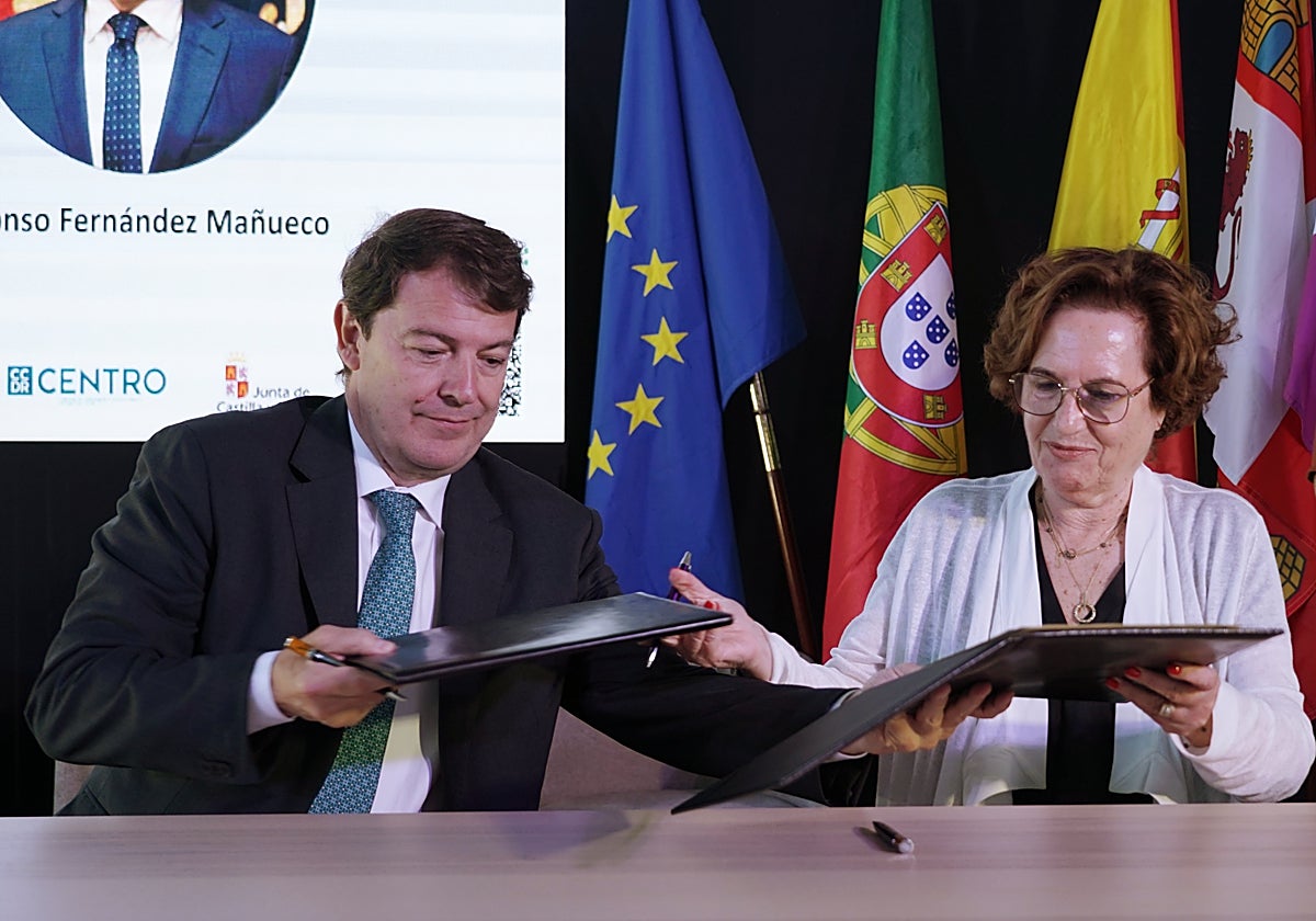 El presidente de la Junta, Alfonso Fernández Mañueco, junto a la anterior presidenta de la Comisión de Coordinación y Desarrollo Regional del Centro de Portugal, Isabel Damasceno, en Aveiro