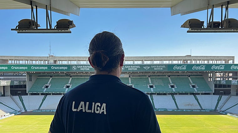 Un técnico de La Liga supervisando las instalaciones de El Arcántel este jueves