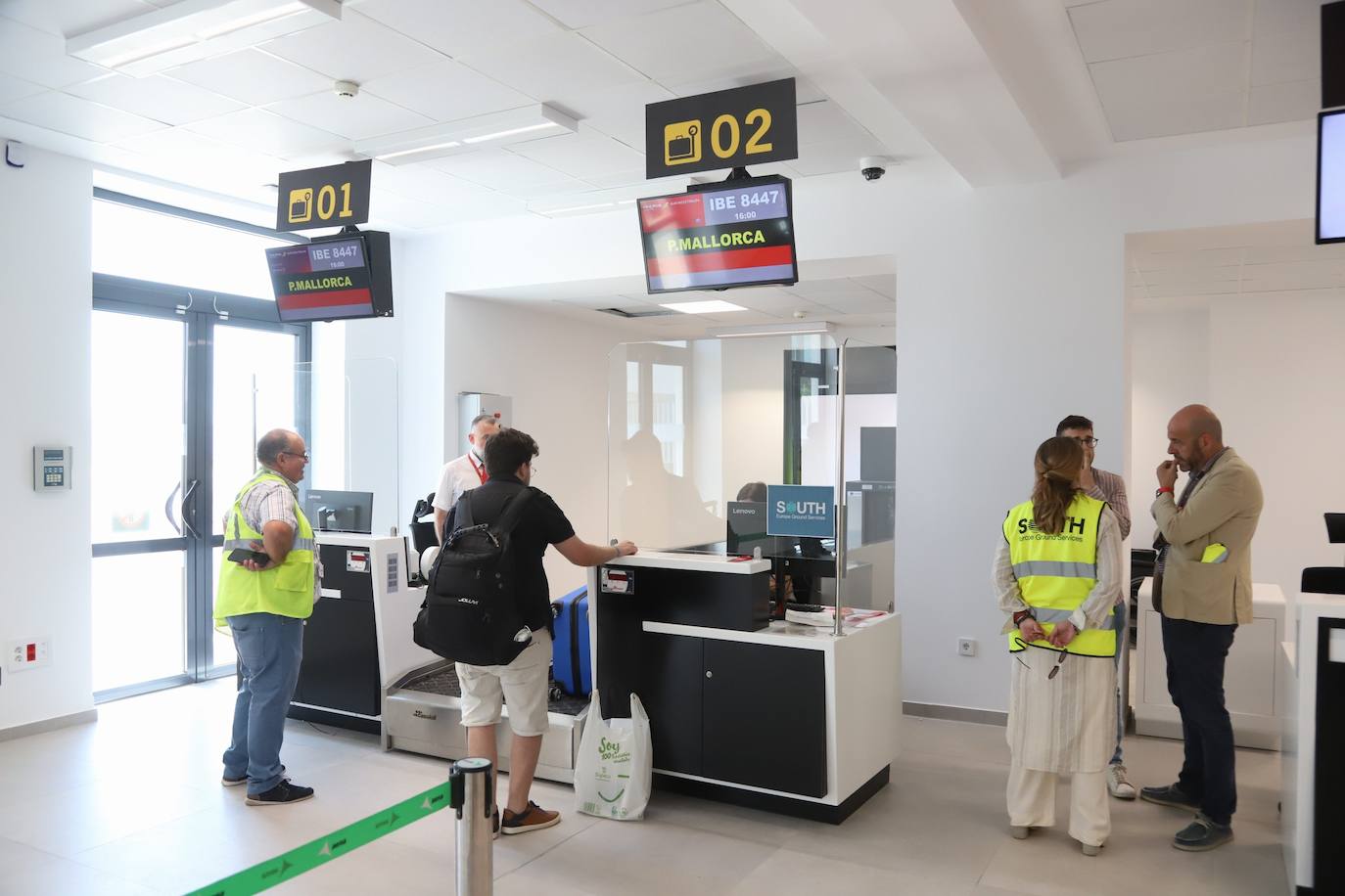 Fotos: la llegada del primer vuelo regular de Palma de Mallorca a Córdoba