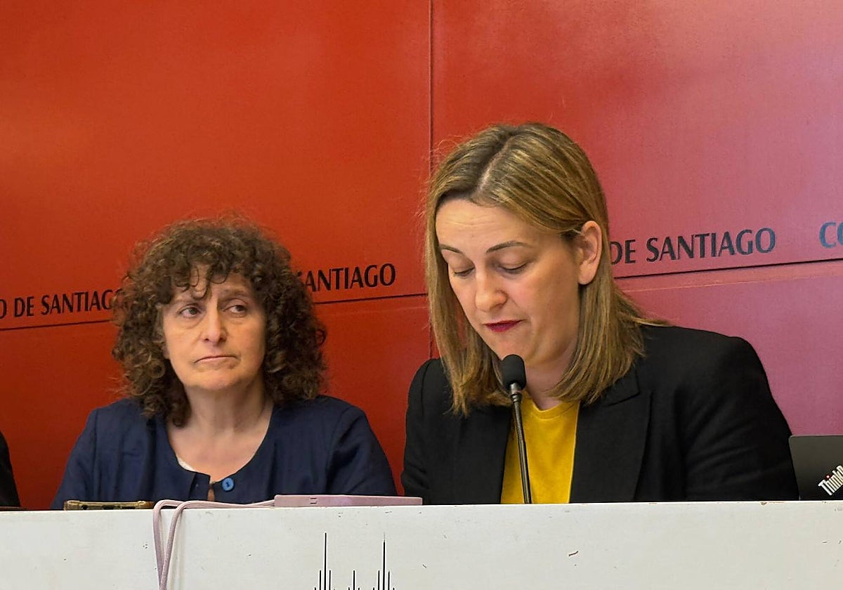Goretti Sanmartín (izq.) y Miriam Louzao, este jueves, durante la presentación del informe en Santiago