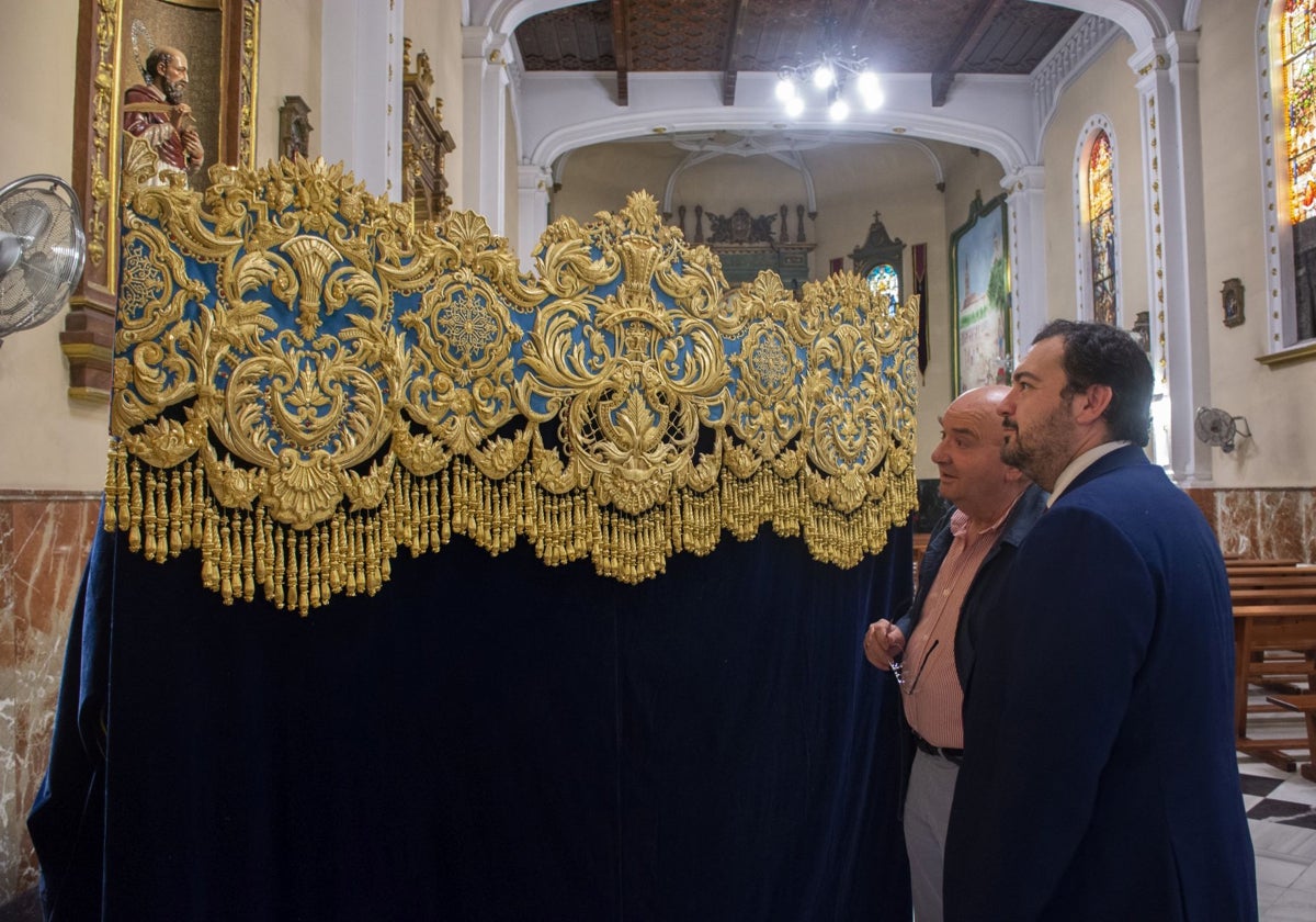 La bambalina trasera del palio de la Virgen de la Piedad, bendecida este martes