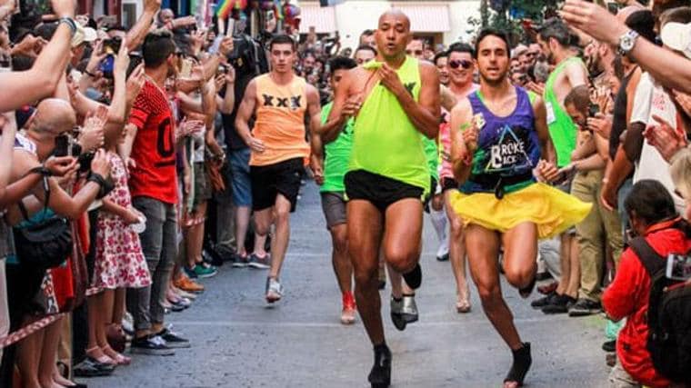 Participantes de la Carrera de Tacones en la calle de Pelayo, en Chueca