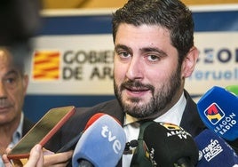 El líder de Vox en Aragón anuncia que está negociando con el PP bloquear la entrada de más inmigrantes ilegales en la región