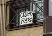 Okupas de un edificio de Valencia obligan a una mujer con dos hijos a abandonar su casa: «Era insostenible»