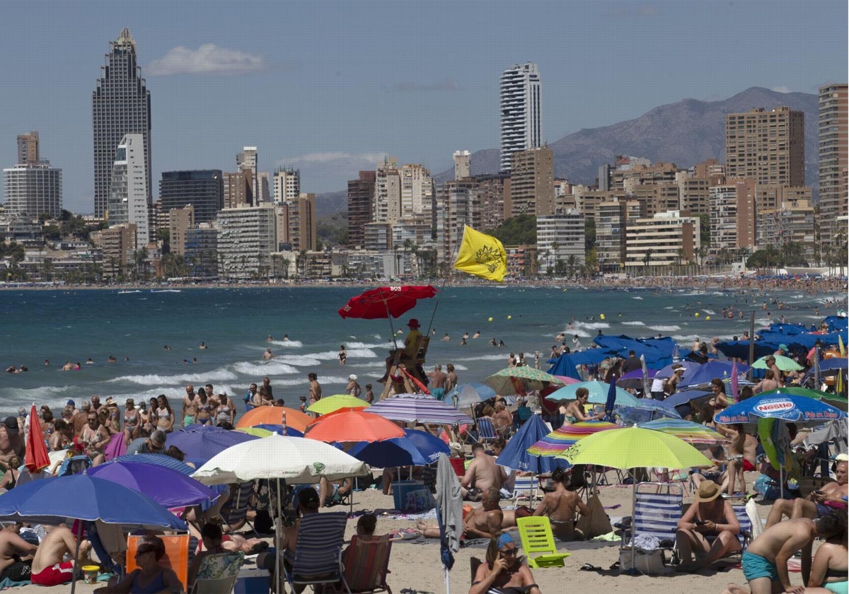 La Playa de Levante en Benidorm abarrotada de turistas, hace unos días