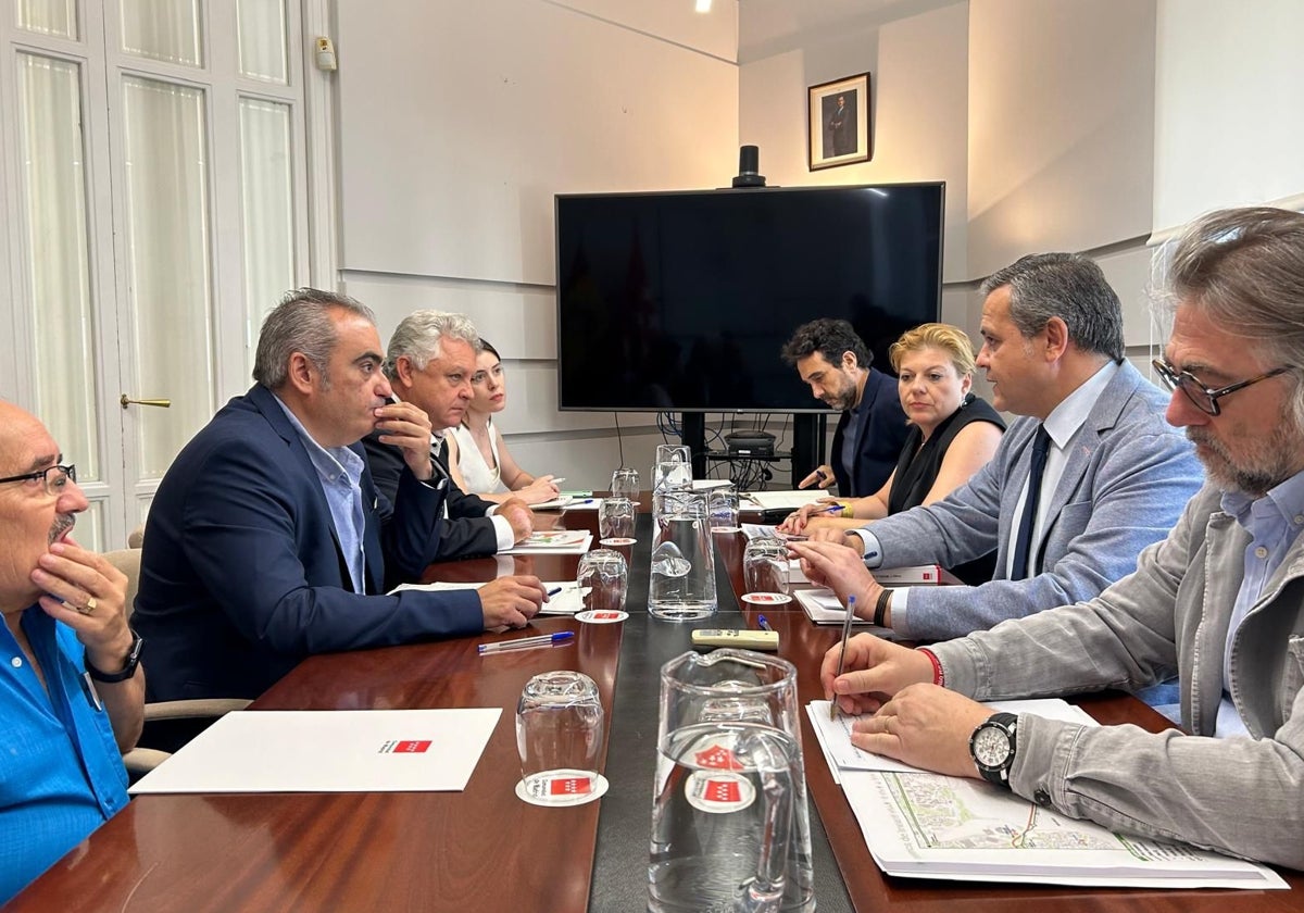 Reunión del consejero de Transportes con el alcalde de San Fernando y el primer teniente de Coslada