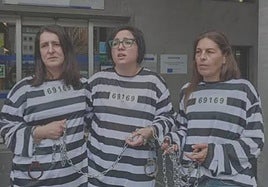 Cuatro opositoras se visten de presidiarias tras ser expulsadas de las oposiciones por un «error de forma»